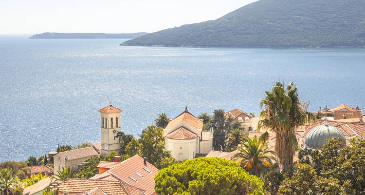 Une vue côtière avec des bâtiments historiques et un dôme.