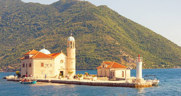 L'île Notre-Dame-des-Rochers avec une église.