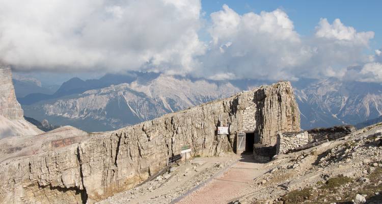 Un affleurement rocheux avec des caractéristiques historiques et des vues sur les montagnes.