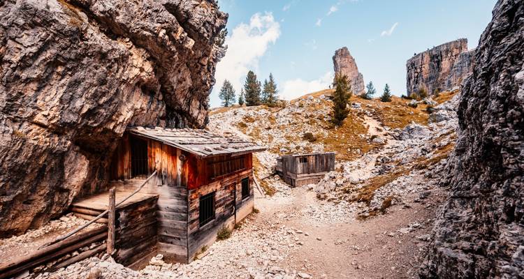 Cabanes en bois rustiques nichées parmi les rochers de montagne.