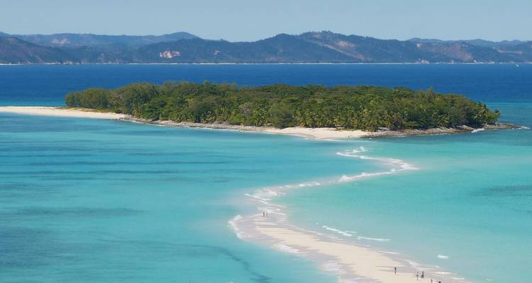 Een klein tropisch eiland met wit zand en turquoise wateren.
