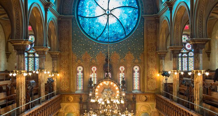 Intérieur d'un bâtiment orné avec vitrail.