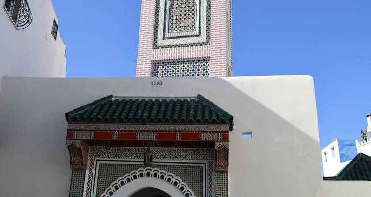 Außenansicht einer Moschee mit wunderschönen architektonischen Details.