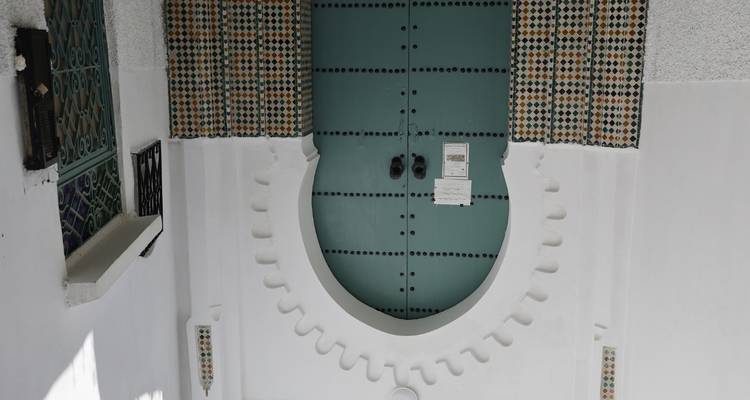 Traditionelle verzierte Tür eines Gebäudes.