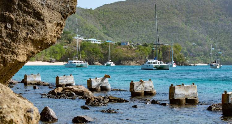 Côte rocheuse avec des yachts ancrés à proximité.