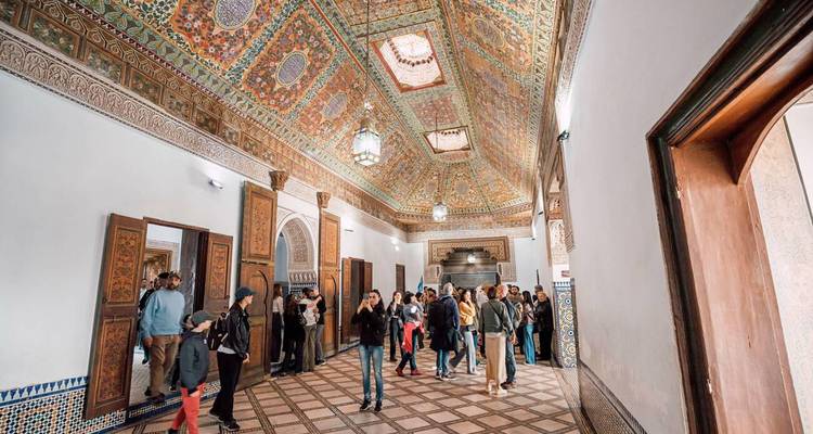Intérieur d'un bâtiment historique avec des plafonds ornés, probablement Fès.