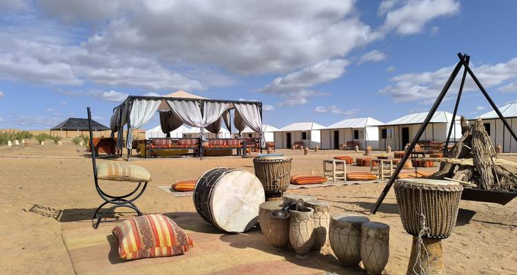Campement du désert avec tambours traditionnels et sièges, Maroc.