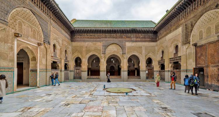 Cour d'un bâtiment ancien, possiblement à Fès.