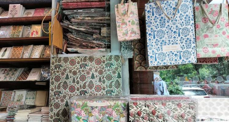 Bunt bedruckte Papiertüten, die in einem Schaufenster ausgestellt sind.