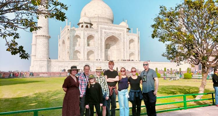 Photo de groupe avec le Taj Mahal en arrière-plan.