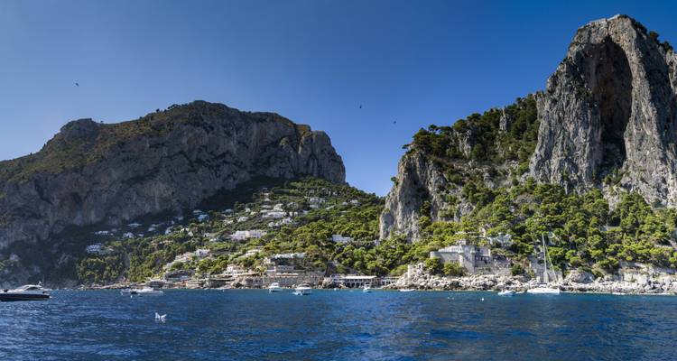 Les dramatiques falaises calcaires et les collines luxuriantes de Capri s'élèvent des eaux bleues profondes de la Méditerranée.