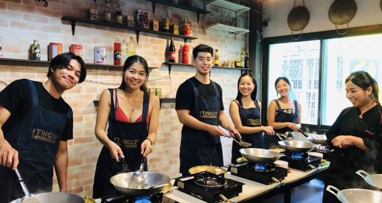 Kookles met deelnemers die glimlachen in schorten.