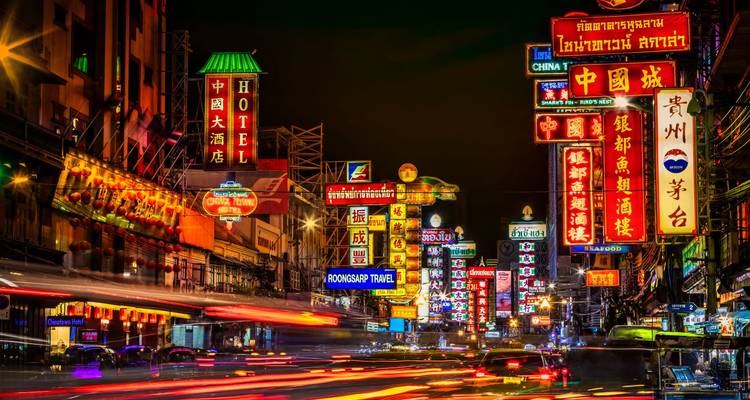 Una escena nocturna bulliciosa con letreros de neón vibrantes.