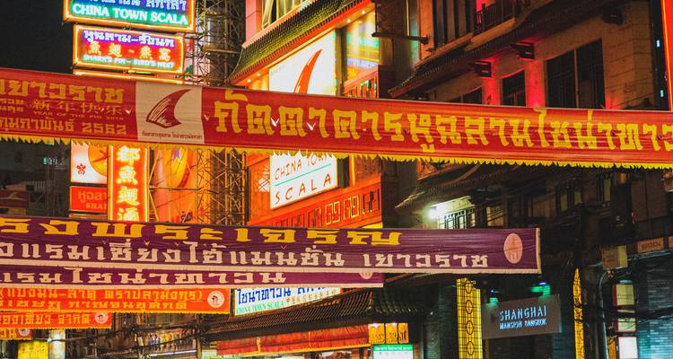 Pancartas y señalización vibrantes sobre una calle bulliciosa.
