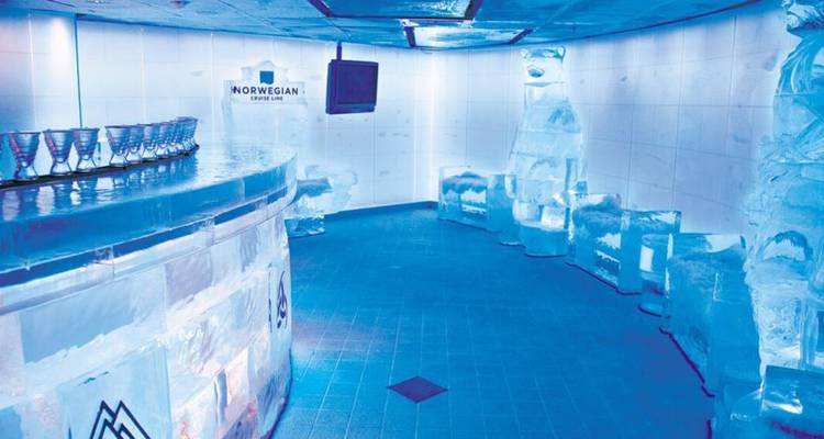 Interior de bar de hielo con asientos y decoraciones de hielo.