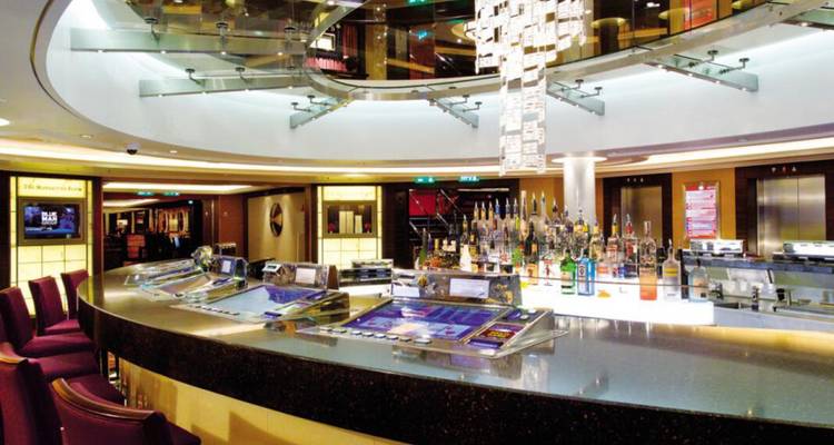 Interior de un bar moderno con una barra elegante y una variedad de bebidas.