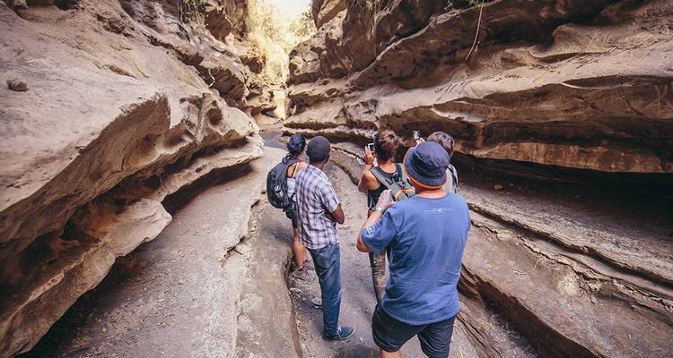 Groep mensen die een smalle kloof verkent.