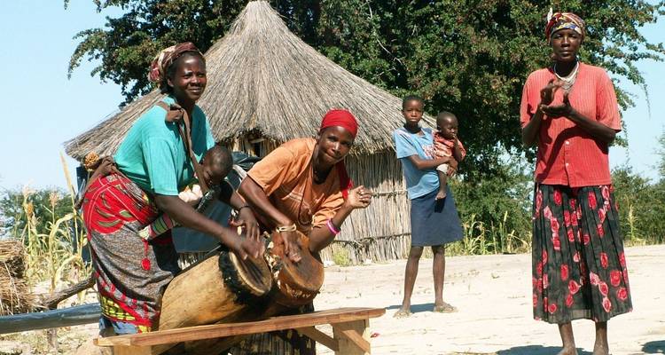 Personas locales participando en actividades culturales en un entorno rural.