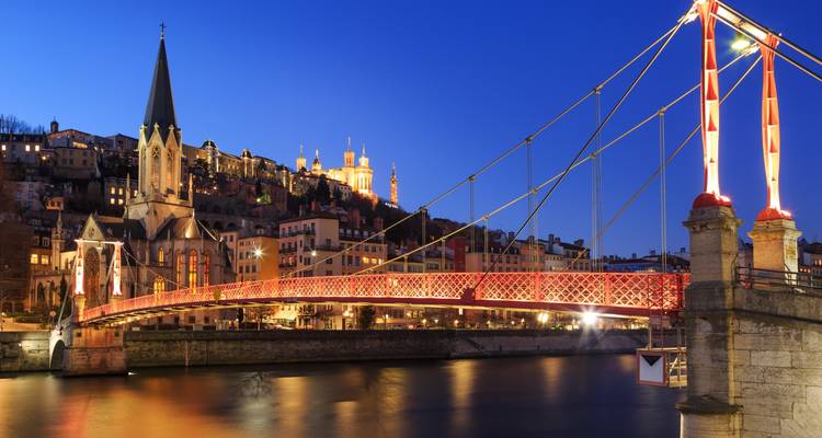Die Basilika Notre-Dame de Fourvière und die Saône in Lyon bei Nacht.
