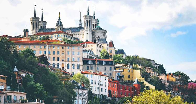 Basilique Notre-Dame de Fourvière sur une colline à Lyon.