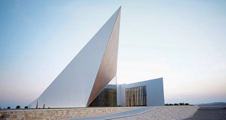 Bâtiment architectural moderne aux angles vifs se détachant sur le ciel.