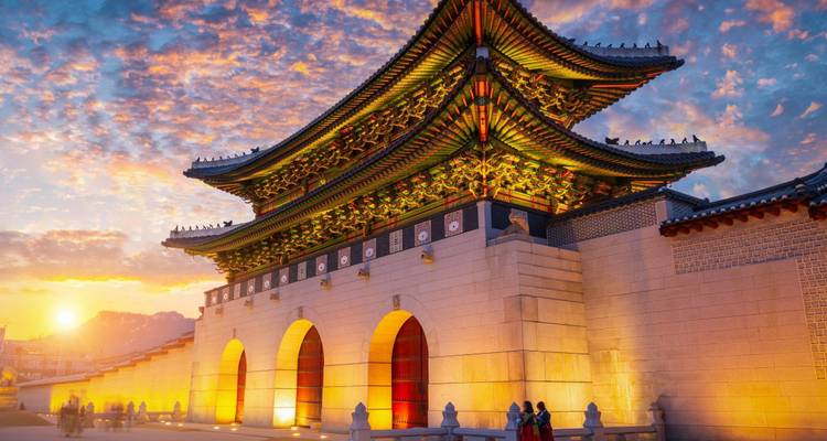 Elegant traditioneel Koreaans paleis met levendige zonsonderganghemel