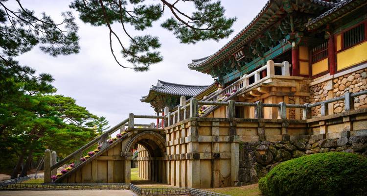 Traditionele Koreaanse tempel met sierlijke dakbedekking en stenen trappen.