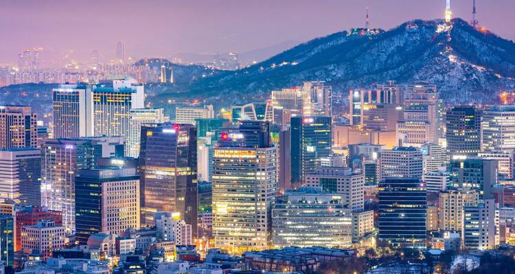 Stadsskyline met moderne wolkenkrabbers bij nacht.