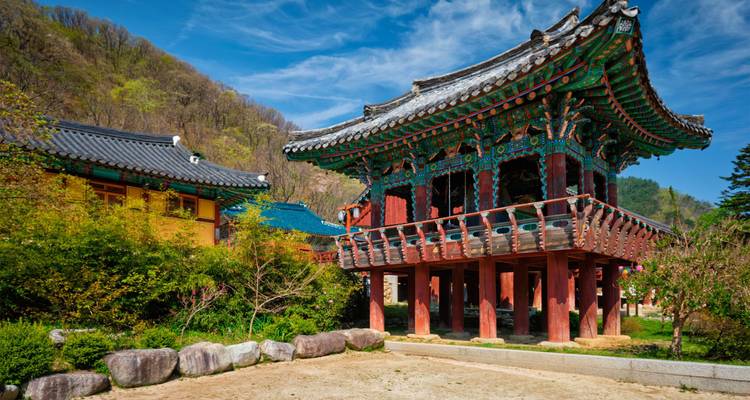 Temple coréen traditionnel avec un extérieur vibrant et multicolore.