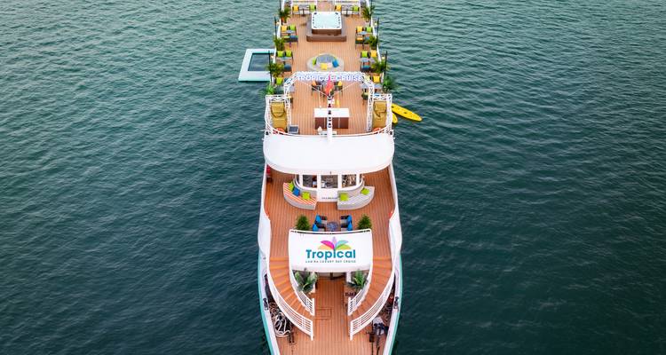 Vue aérienne d'un pont de croisière avec activités et sièges.