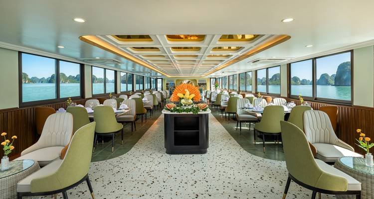 Intérieur d'une salle à manger de luxe d'un bateau de croisière avec vue sur la mer.