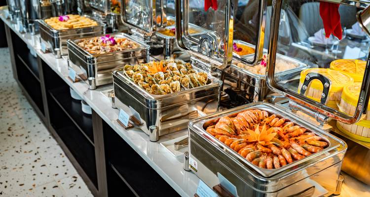 Buffet de plats de fruits de mer disposés soigneusement sur une croisière.