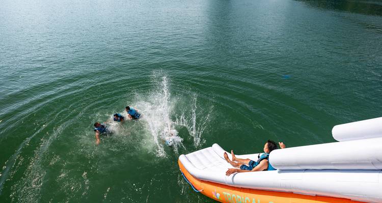 Des gens glissant dans l'eau depuis un toboggan de croisière.