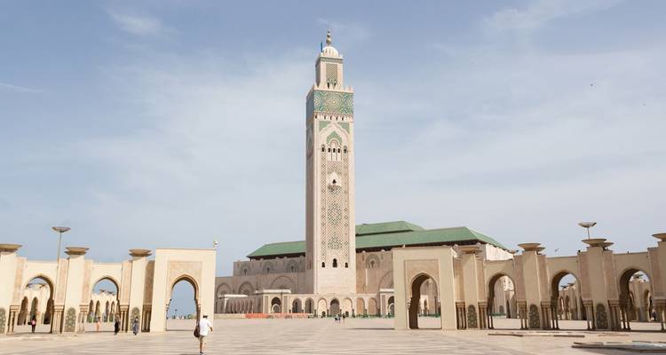 Plan large de la mosquée Hassan II à Casablanca avec un ciel dégagé.
