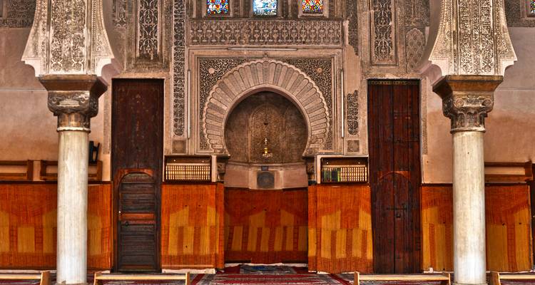 Intérieur d'un bâtiment richement décoré avec des arches et des colonnes.