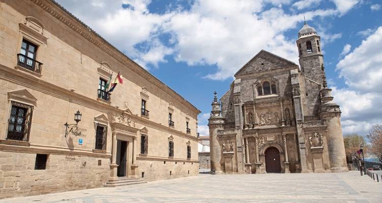 Église historique et bâtiment en pierre avec ciel dégagé à Úbeda.
