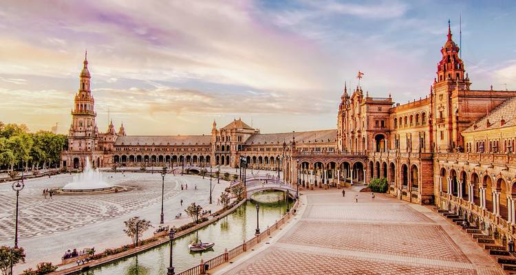 Plaza de España à Séville avec une belle architecture et un ciel dégagé.