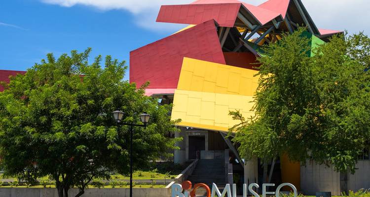 Bâtiment moderne et coloré connu sous le nom de Biomuseo avec des panneaux vibrants.