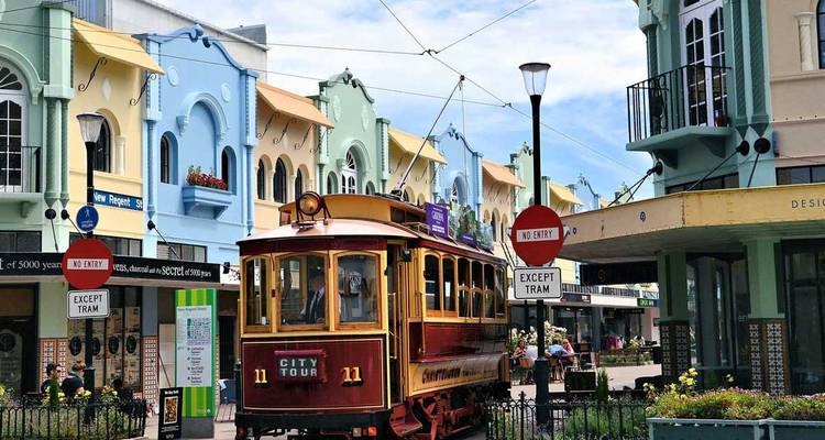 Tramway historique dans une rue avec des bâtiments colorés à Christchurch.