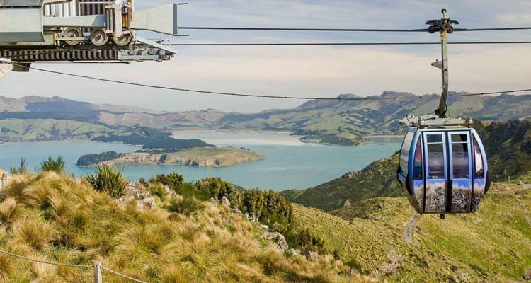 Vue aérienne d'une télécabine au-dessus d'un paysage pittoresque.
