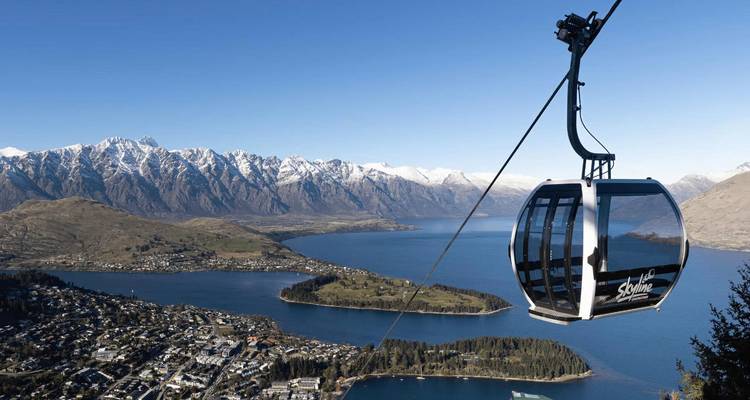 Telecabina sobre Queenstown con vista al lago y las montañas.