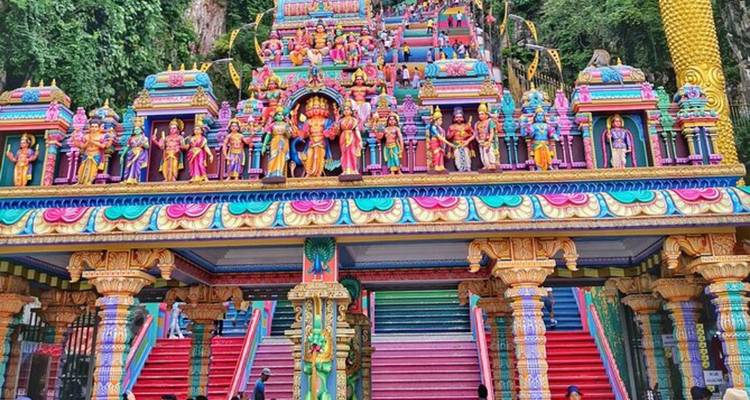 Entrada colorida de las Cuevas de Batu con esculturas intrincadas.