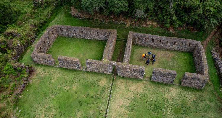 Vista aérea de antiguas estructuras de piedra rodeadas de vegetación.