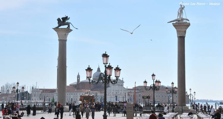 Piazza San Marco in Venetië met zuilen en standbeelden.