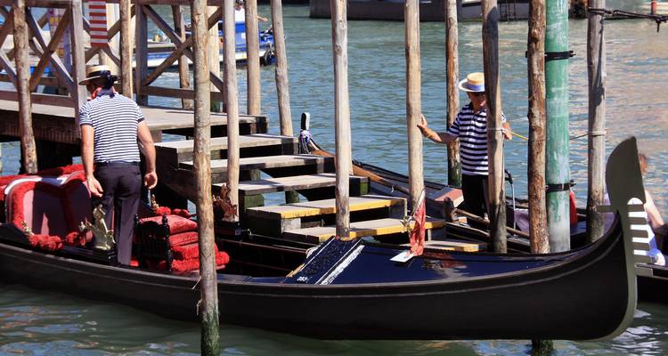 Gondel met gondoliers in Venetië.