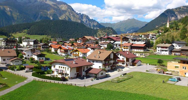 Un charmant village alpin entouré de montagnes.