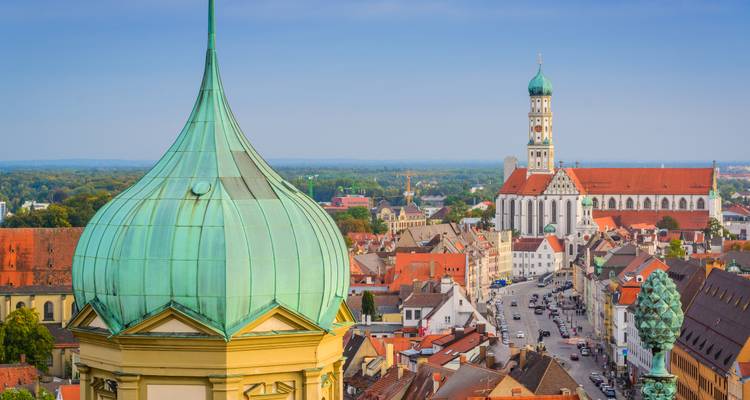Zicht op de skyline van Augsburg met een prominente kathedraal.
