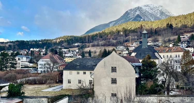 Stadt eingebettet in den Alpen mit malerischen Aussichten.