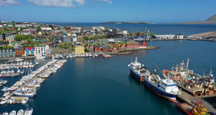 Vue aérienne d'un port avec des bâtiments colorés et des navires.