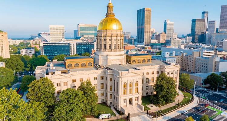 Bâtiment gouvernemental majestueux avec un dôme doré dans une ville.
